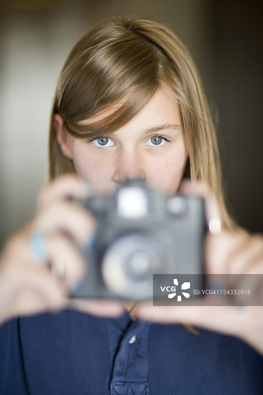 女孩(12-13岁)正在用相机拍照图片素材