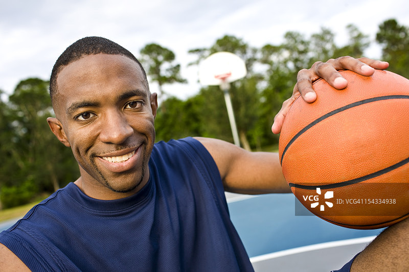 一个拿着篮球的年轻人的肖像图片素材
