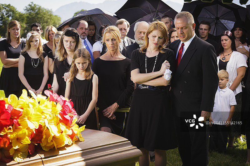 葬礼上的家人图片素材