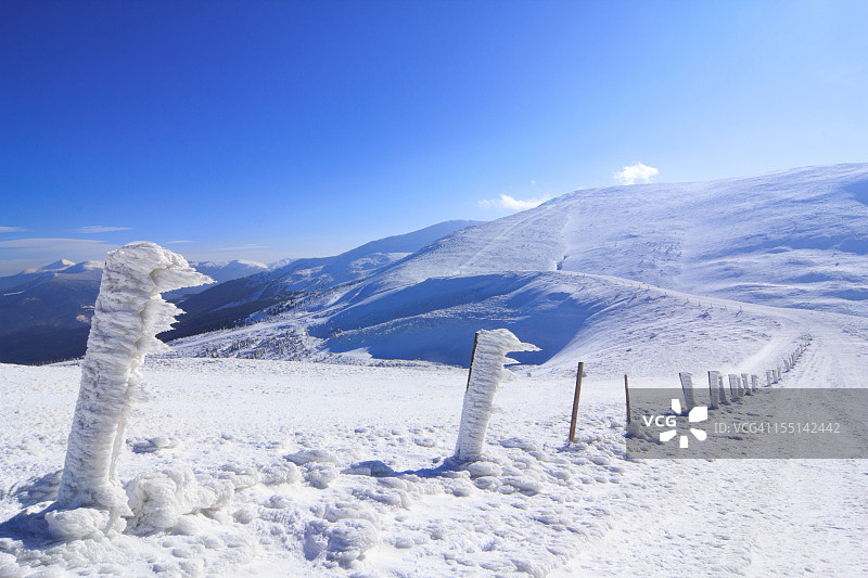 喀尔巴阡山脉的雪景图片素材