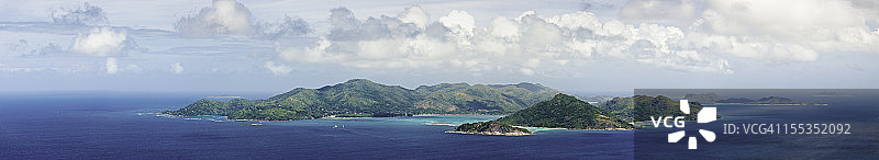 热带岛屿在宁静的蓝色海洋全景图片素材