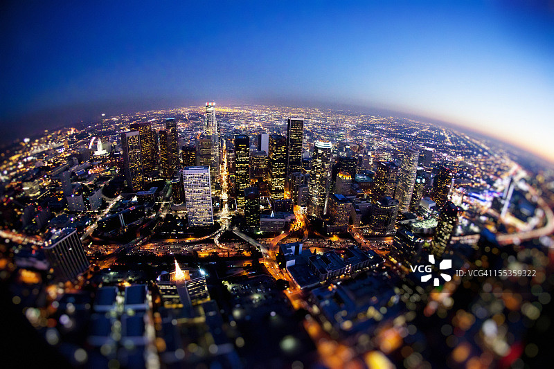空中洛杉矶市中心的夜晚图片素材