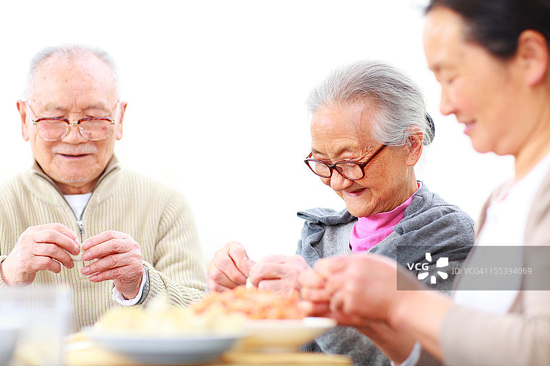 中国家庭一起包饺子图片素材