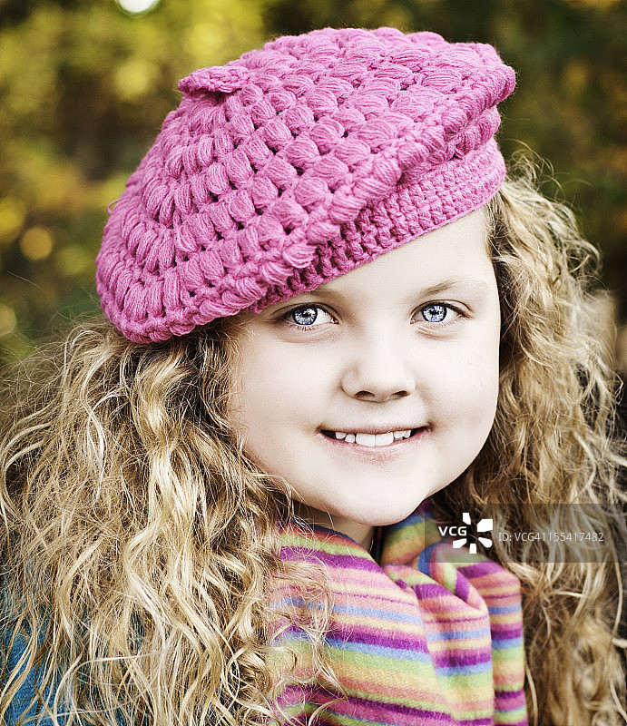 美丽的小女孩在冬天的衣服图片素材