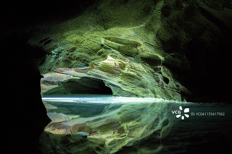 深地下洞穴勘探图片素材