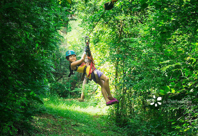 一个小女孩在哥斯达黎加的林冠之旅中图片素材