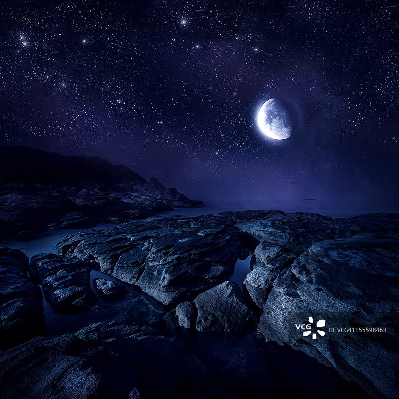 大海和岩石的夜景图片素材
