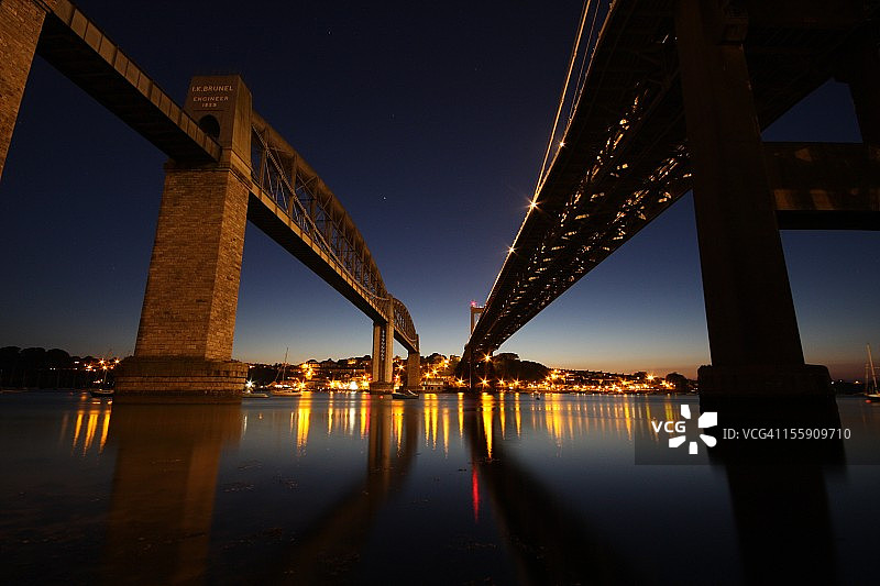 皇家阿尔伯特大桥和塔玛大桥黄昏图片素材