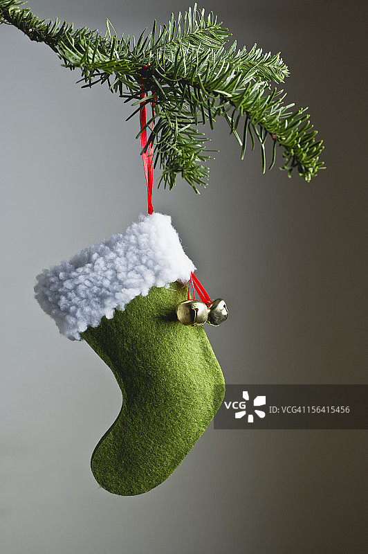 挂在树枝上的圣诞袜装饰品图片素材