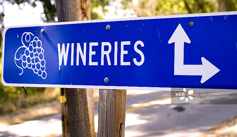 加州葡萄酒厂乡村路标，帕索罗伯斯图片素材