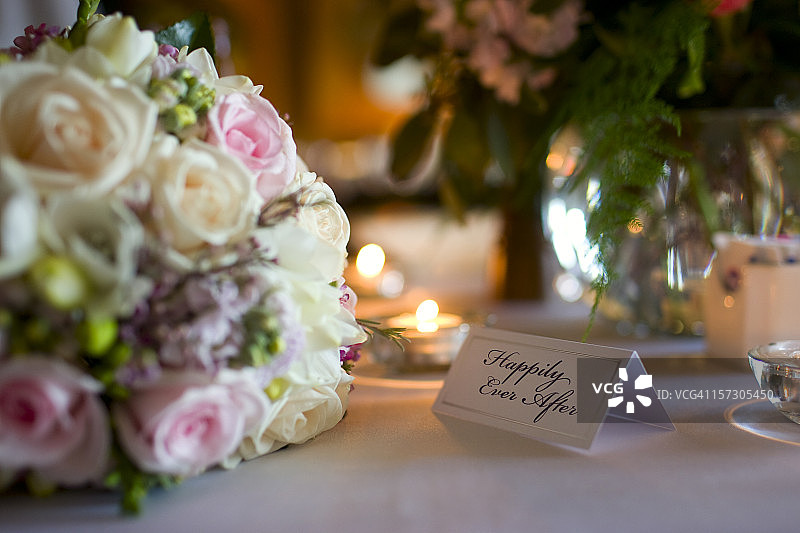 美丽的花束和餐桌设置在婚宴，复印空间图片素材