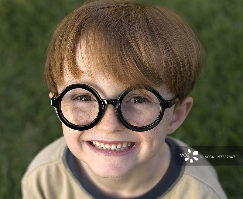 男孩哈利波特，孩子戴黑眼镜，万圣节服装和眼镜图片素材