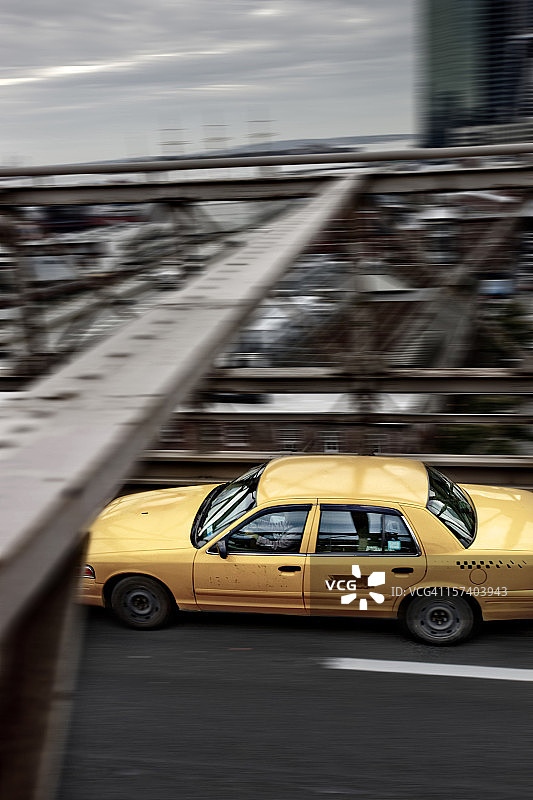 布鲁克林大桥上的狂奔图片素材