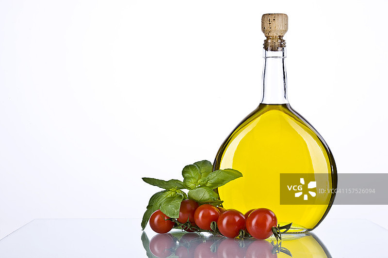 橄榄油和樱桃番茄放在前面图片素材