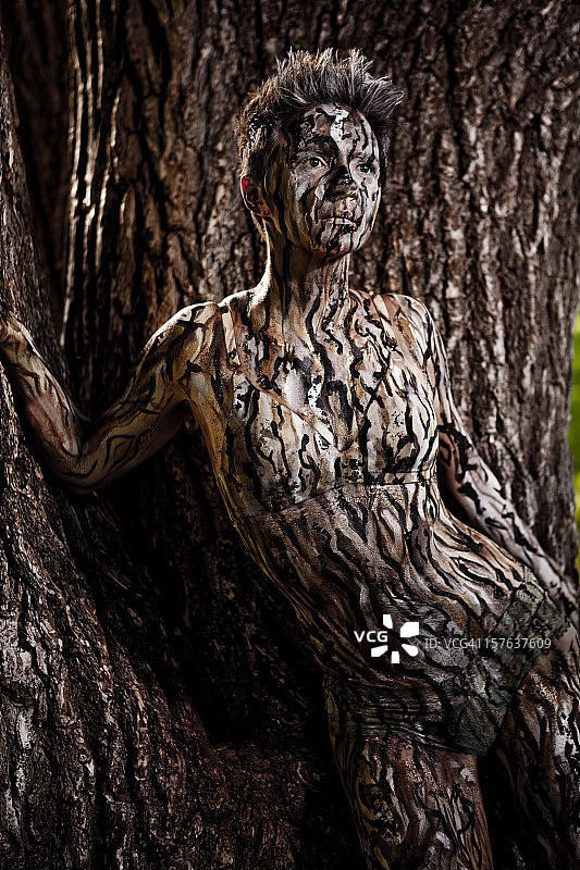 人体彩绘:树木伪装图片素材