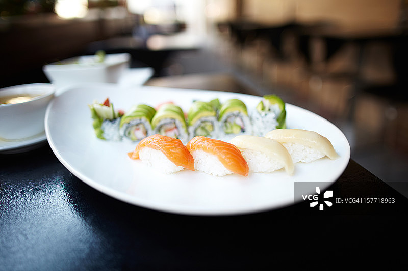 寿司卷和生鱼片图片素材