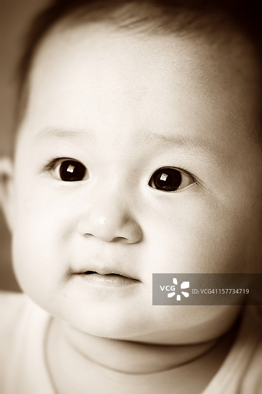 可爱的亚洲婴儿微笑脸近距离图片素材