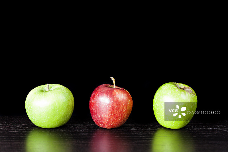 两个绿苹果和一个红苹果图片素材