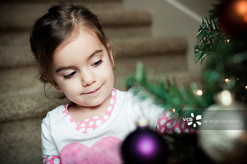 一个女孩在装饰圣诞树图片素材