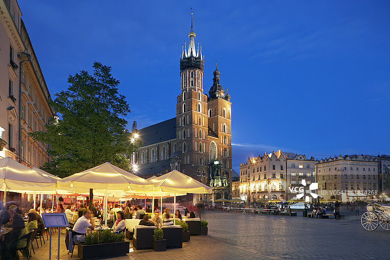 克拉科夫的市场广场和圣玛丽教堂图片素材