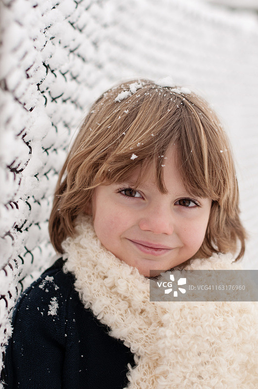 金发男孩的冬季肖像图片素材
