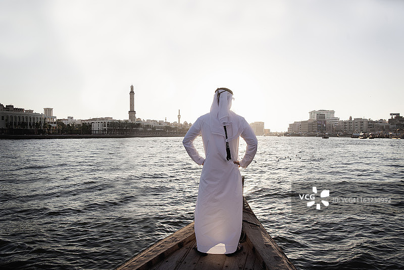 穿着传统服装的阿拉伯商人，迪拜溪图片素材