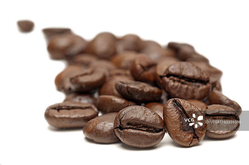 微距的咖啡豆在白色的背景图片素材