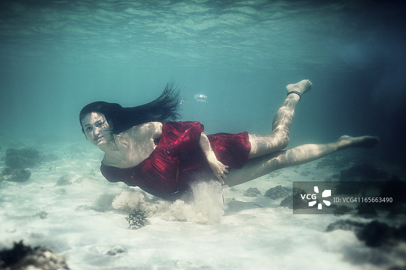年轻女子水下肖像图片素材