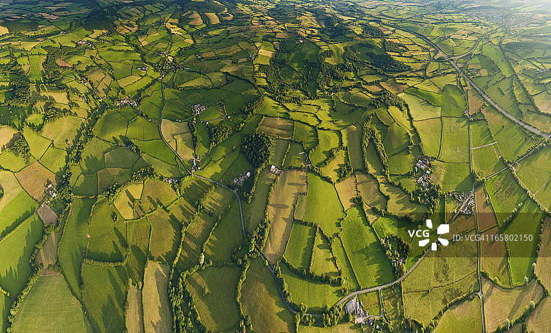 空中全景农场村庄充满活力的绿色夏季景观图片素材