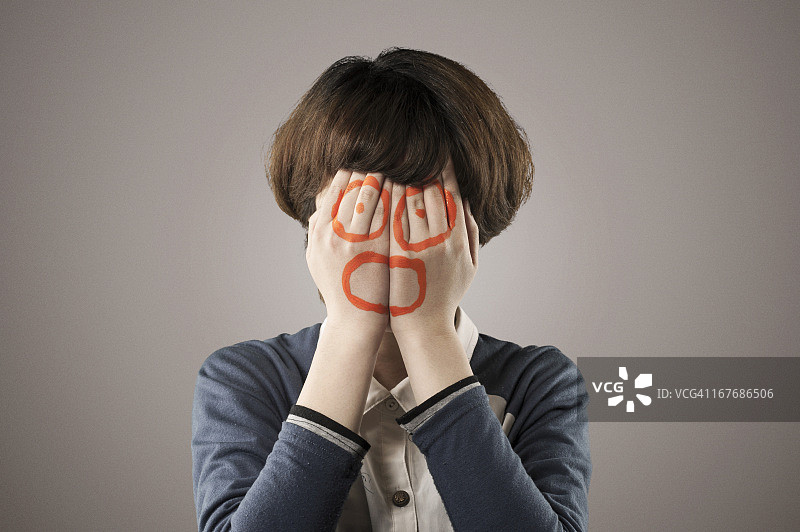 一个女人用双手遮住脸图片素材