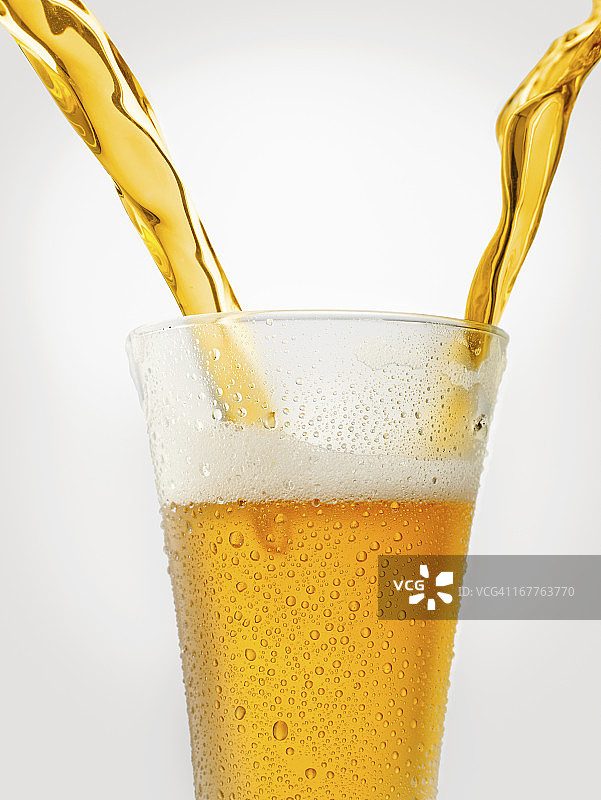 泼洒-啤酒倒进玻璃杯图片素材