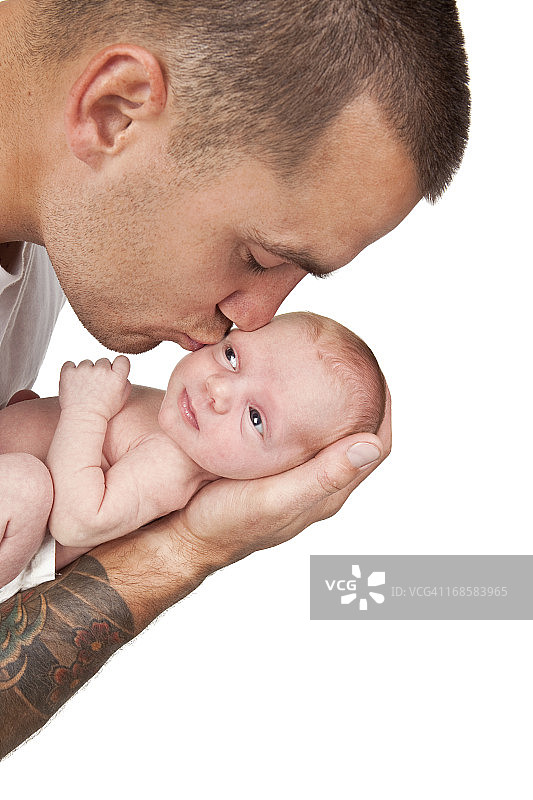 两周大的女婴正被父亲亲吻图片素材