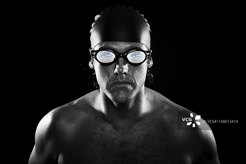 戏剧性的游泳运动员图片素材