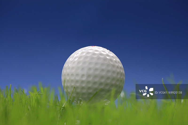 草地上的高尔夫球图片素材