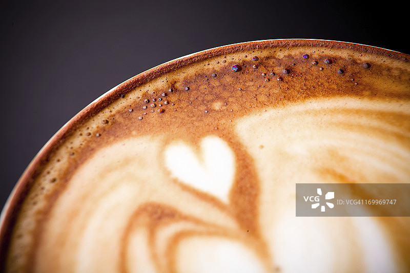 拿铁咖啡里一颗心的特写图片素材