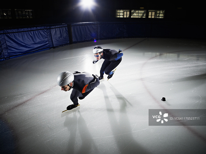两个短道速滑选手比赛图片素材