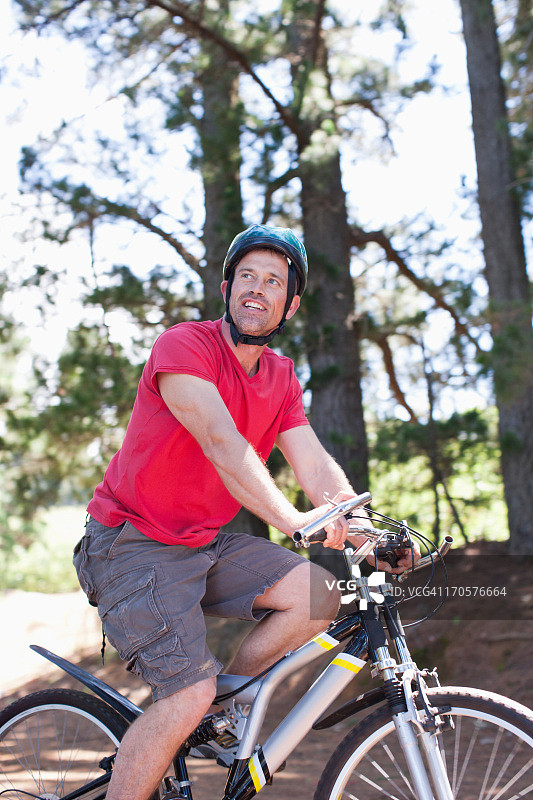 森林里骑自行车的人图片素材