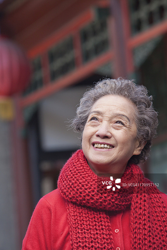 中国传统建筑外的老年妇女肖像图片素材