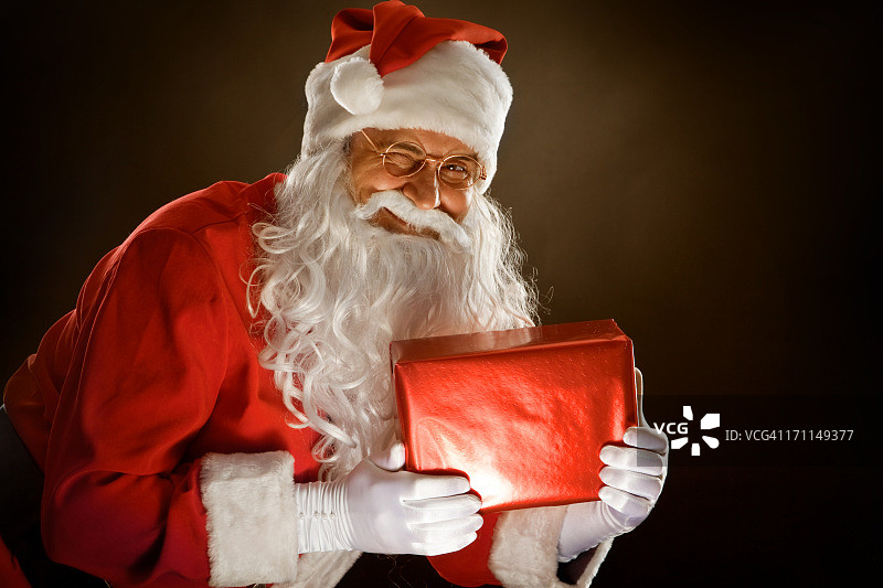 圣诞老人拿着礼物盒图片素材