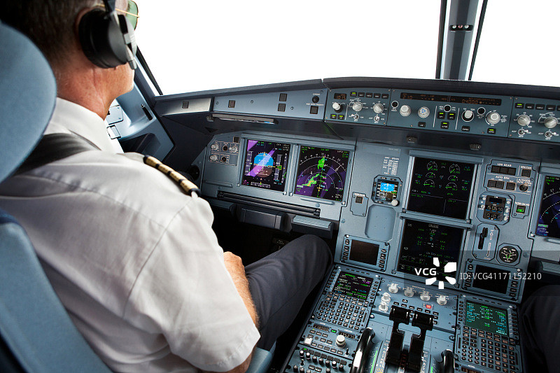 商业飞行中驾驶舱内的高级飞行员图片素材