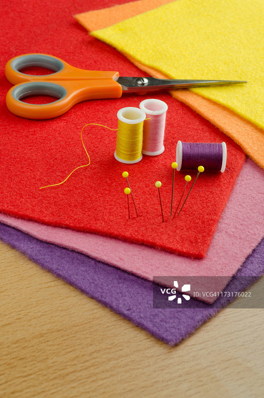 彩色毡板，针和纱线图片素材