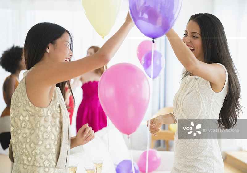 女人们在派对上玩气球图片素材
