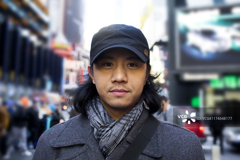 纽约时代广场上的亚洲青年肖像图片素材