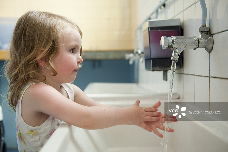 小女孩洗手图片素材