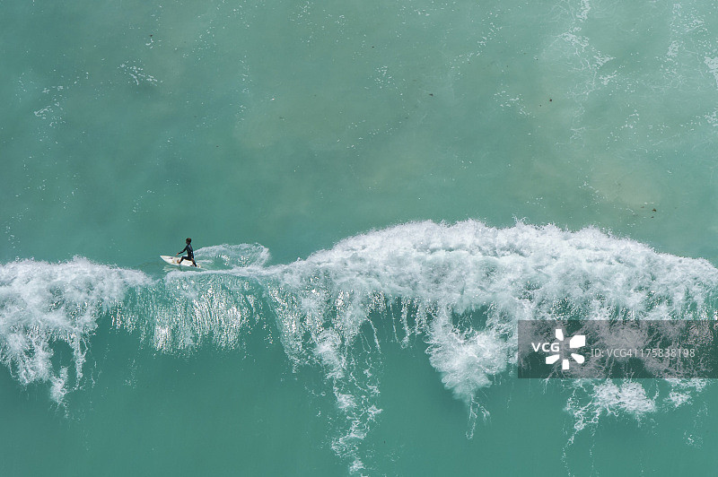 一个冲浪者的鸟瞰图，西开普省，南非，阿尼斯顿图片素材