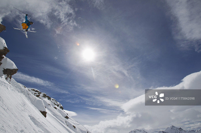 奥地利，泰洛，一个年轻人在自由滑雪图片素材