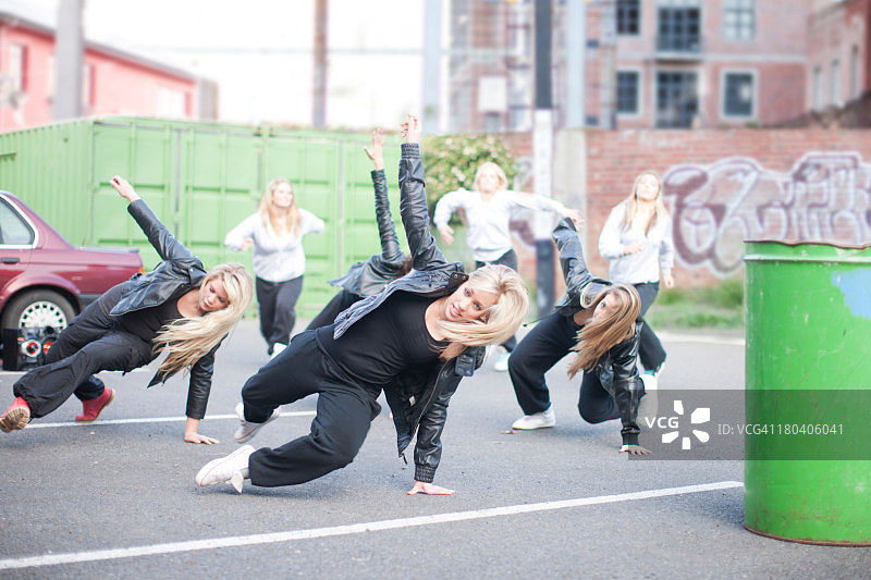 女孩们在停车场练习舞蹈图片素材