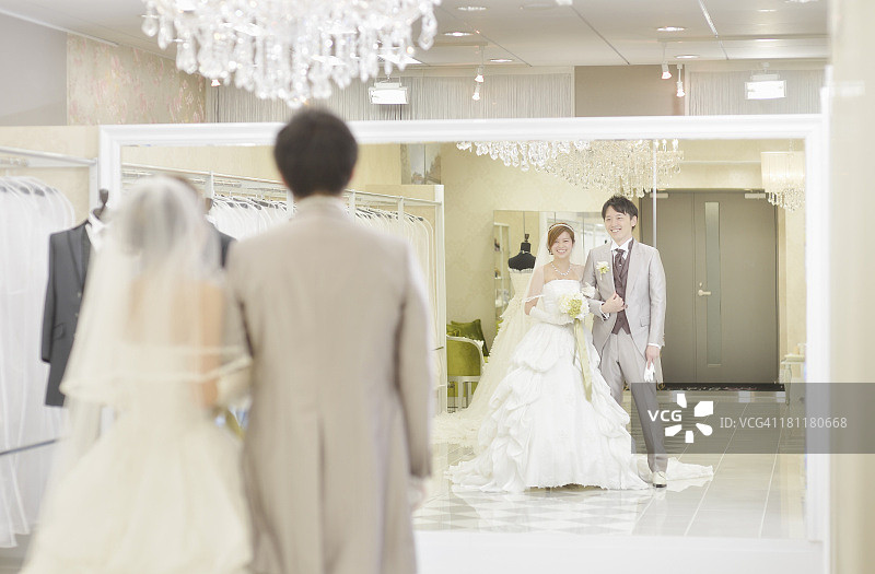 新娘和新郎在日本微笑图片素材