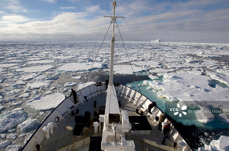 南极东部以北180英里处，从船上看到的南大洋浮冰图片素材