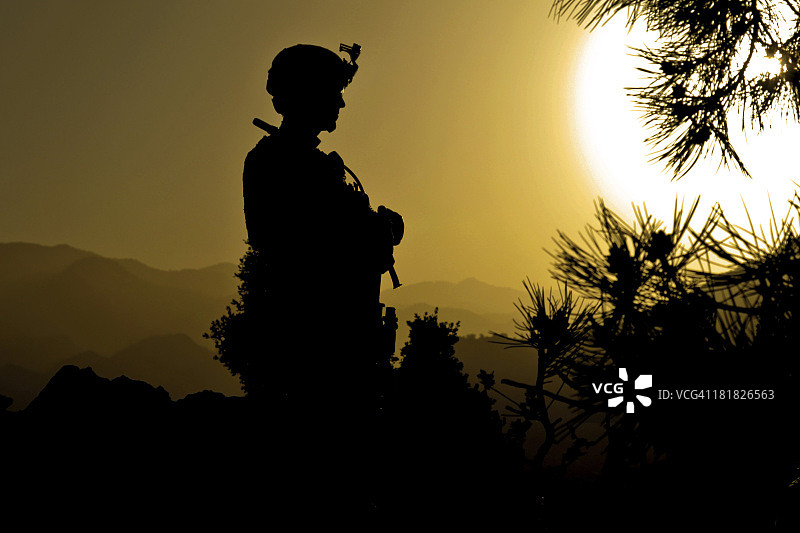 一名美国陆军中士在阿富汗山顶提供安全保障。图片素材
